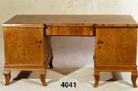 ArtDeco-Schreibtisch, deutsch, um 1928/30, Korpus Weichholz, Buche, kaukasisch Nußbaum- furnier gespiegelt, sehr schÖnes Maserungsbild , Kanten ...
