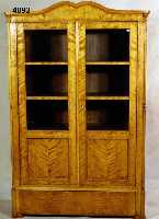 WÄsche- bzw. Vitrinenschrank, mitteldeutsch, um 1850/60, Korpus Weichholz, Birke massiv, Birkefurnier, Birkewurzelfurnier, z.T. gespie- gelt, ...