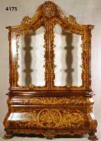 Prahlhans, Italien/Florenz, nach hollÄndi- schem Vorbild von 1760, allseitig geschweift, Korpus Weichholz, z.T. Edelholz, Nußbaumfur- nier ...