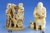 Okimono, Japan um 1890/1900, Elfenbein, Figurengruppe bestehend aus: Vater und 2 Kinder, die Traubenernte vorweisend, sehr lebendig, asymm. ...