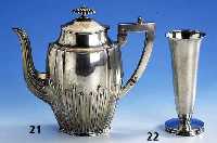 Ziervase, deutsch, 800er Silber, Meistermarke Robert Keppler, Pforzheim, reine Treibarbeit, um 1935, H ca. 15.5 cm, ca. 100 g, min. verbeult