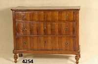 3-schÜbige Kommode, im sÜddeutschen Stil von 1820/30, Korpus Weichholz, z.T. aus Älteren Teilen zusammengesetzt, Nußbaumfurnier, dick- ...