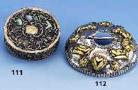 Gewandfibel, Altland um 1830, Silber teilvergoldet, z.T. erhaben, Perlleisten- dekor, rÜcks. Broschierung sek., D ca. 7 cm