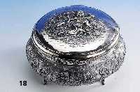 Prunkdose, Schleissner Hanau um 1900, 800er Silber, ca. 980 g, Innenvergoldung, Deckel mit Scharnier, reicher barockisierender Dekor, Deckel mit ...