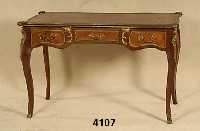 Damenschreibtisch, Frankreich, um 1910/20, sogenanntes kleines Bureau Plat, Korpus Weich- holz, Nußbaumfurnier bzw. sogenanntes Rosen- holz, ...
