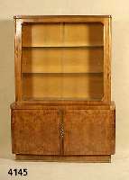 Vitrinenschrank, deutsch, um 1930/35, Korpus Weichholz, Buche, kaukasisch Wurzelnußfurnier gespiegelt, Innen Birke- und Mahagonifurnier, ...