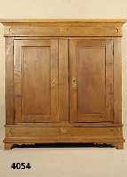 Schrank, mitteldeutsch, um 1820/30, auf Rahmen gearbeitet, Front und Seiten Eiche mas- siv, Fuß und Kopf 3-fach getreppt, Zwischen- teil mit ...