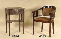 Schreibtischstuhl, deutsch, um 1902/06, Buche massiv, im Stil von Otto Wagner gearbei- tet, sparsame Verzierung, Polster und Leder- bezug ...