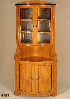 Eckvitrine, Biedermeierstil, Kirschbaum massiv, nach Vorbild von 1820/30, unter Ver- wendung alter Teile, Oberteil verglast, z.T. schwarz gelackt, ...