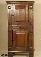 Brotschrank, im hollÄndischen Stil des 18. Jhds., Eiche massiv, tropisches kastanien- Ähnliches Holz, z.T. auf Rahmen gearbeitet, Inlets mit ...