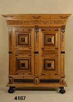 Kissenschrank, Niederlande, z.T. auf Rahmen gearbeitet, Korpus Weichholz, Eiche massiv, hervorragende Verarbeitung, Front 6-feldrig, Lisenen ...