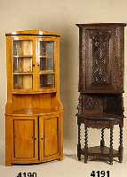 Eckschrank, aus verschiedenen Teilen, Ober- teil um 1880/90, wohl England, Eiche massiv, abstrakt florale Verzierung, Mittelteil Holland/England ...