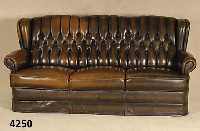 3-Sitzersofa, deutsch, um 1950/60, Kunst- lederbezug, Barockstil, RÜcken geheftet und genoppt, Ohrenbackenverzierung, in sich leicht geschweift, ...
