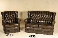 2-Sitzer Sofa, deutsch, um 1950/60, Kunst- lederbezug, Barockstil, RÜcken geheftet und genoppt, Ohrenbackenverzierung, in sich leicht geschweift, ...