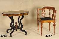 Salontisch, deutsch, um 1880/90, Korpus wohl Nußbaum massiv, Platte Nußbaumfurnier ge- spiegelt, 3-fach geschwungen, Innen- und AußenfÜhrung ...