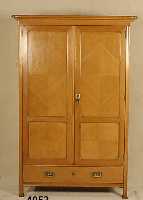 Kleiderschrank, deutsch, um 1900/02, auf Rahmen gearbeitet, RÜster massiv, RÜsterfur- nier gespiegelt, original Schloß und BeschlÄge , Rahmen ...