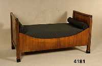 Biedermeierbett, sÜddeutsch, um 1820/25, Korpus Weichholz, Wurzelnußfurnier z.T. 4-fach gespiegelt, abgesetzte FÜße, diese geschwÄrzt , Kopf- ...