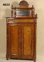 Vertiko, deutsch, um 1890/1900, Korpus Weichholz, Wurzelnußfurnier, gespiegelt, in harmonischer Abstimmung, 3/4-SÄulen gedrech- selt, mit ...