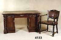 Schreibtisch, deutsch, um 1910, Barockstil mit Jugendstileinfluß, Korpus Weichholz, Eiche massiv, Rahmenverarbeitung, Front mit aufge- setzten ...
