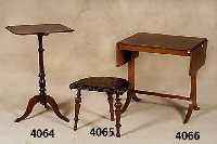 Fußschemel, deutsch, 1880/90, Beine Eiche massiv, Sitz Weichholz, original Lederbezug mit Vogeldekor, Rocaillen und BlÜten, geritzt, bunt ...