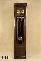 Standuhr, deutsch, um 1900/15, Korpus Weich- holz, Buche und Eiche massiv, bzw. Eichefur- nier, sparsame Schnitzerei, facettiertes Glas, ...