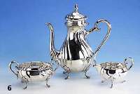 Kaffeekanne, Sahnegießer und Zuckerschale, Kopenhagen 1949/51, 830er Silber, im franz. Stil nach Vorbild von 1760/70, z.T. Treibarbeit, ...