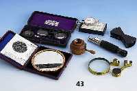 Konvolut 7 optische GerÄte, 1 x Ophtalmoskop, um 1925/30, mit 2 Lupen, 1 Glas besch., Orig.-Etui, sammelw.; 1 x Wolkenspiegel, Lambrecht, ...