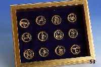 Komplettes Set von 12 Sternzeichenbroschen, alle sign. Trifari, USA um 1955, Metall verg., in reprÄsentativer Schatulle auf blauem Samt, aus ...