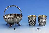 Henkelanbietschale, deutsch, Wilkens Bremen, um 1900, Barockstil, reine Treibarbeit, 4 FÜße reich verziert, H ca. 16 cm, D ca. 13.5 cm, Wandung ...