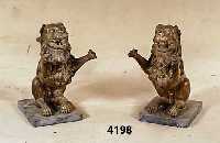 2 LÖwen, nach Vorbild der Renaissance, asiatischen Urspungs, Bronzeguß mit Marmor- platte, sehr dekorativ, Gebrauchsspuren, ca. 56x28x58 cm