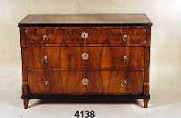 Biedermeierkommode, Donaumonarchie, um 1830/40 , Nußbaumfurnier, obere gewellte Schublade leicht hervorkrakend, darunter 2 weitere Schubladen, ...