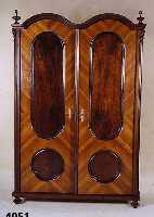 Schrank, deutsch, um 1880/90, Nußbaumfurnier , im Stil des "Wiener Barock", zweitÜrig, zer- legbar, sparsame Schnitzerei, leicht ...