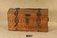 Buckeltruhe, deutsch, um 1800, Weichholz, EisenzierbeschlÄge, z.T. beschÄdigt, Schloß fehlt, wurmstichig, ca. 62x115x47 cm