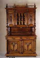 Vielzweckschrank, Belgien, um 1890/1900, Korpus Weichholz, auf Rahmen gearbeitet, z.T. Nußbaum massiv, bzw. Nußbaumfurnier, Front mit reicher ...