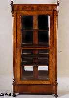 Vitrine, deutsch, um 1860, Korpus Weichholz, Mahagoni- und Pyramidenmahagonifurnier, z.T. gespiegelt, Hinterteil und Seiten sekundÄr verspiegelt ...