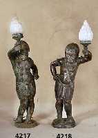 Leuchter in Form von Ägyptischen FackeltrÄgern , Bronzeguß, patiniert, elektrifiziert, nicht geprÜft, sehr dekorativ, H. ca. 122 cm