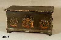 Mehltruhe, sÜddeutsch, um 1830/40, Korpus Weichholz, Kanten Hartholz, Innenfach, origi- nal Schloß und SchlÜssel, wohl Ältere Bemalung , z.T. ...