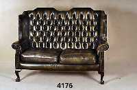 2-sitzer Sofa, England, 60er Jahre, viktori- anischer Stil, KlauenfÜße, auf Mahagoni ge- beizt, 2 lose Sitzkissen, RÜcken genoppt und geheftet, ...