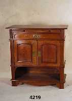 Schrank, deutsch, um 1900/05, Jugendstil mit wenigen klassizistischen Elementen, ursprÜng- lich mit Aufsatz, dieser fehlt, Korpus Weich- holz, ...