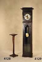 Standuhr, deutsch, um 1912/15, Korpus Weich- holz, Eiche massiv, Eichefurnier, aufgelegete Schnitzerei, AkanthusblÄtter und Zahnfries- verzierung, ...