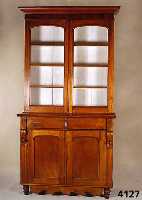 Aufsatzschrank, mitteldeutsch, um 1840/50, Korpus Weichholz, Nußbaum massiv, Palisander- , Mahagoni- und Nußbaumfurnier auf Mahagoni gebeizt, ...