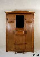 Garderobe, deutsch, um 1900/10, auf Rahmen gearbeitet, z.T. Eiche massiv, Eichefurnier gespiegelt, Glas und AufhÄnung spÄter, origi- nal ...