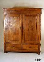 SpÄtbiedermeierschrank, wohl mitteldeutsch, um 1830/40, RÜster massiv, bzw. RÜsterfurnier, 2 Schubladen, BeschlÄge sekundÄr, auf Rahmen ...