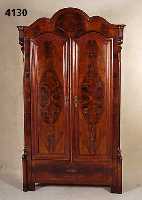 Kleiderschrank, wohl Österreich, um 1860/70, Korpus Weichholz, Pyramidenmahagonifurnier, doppelt bzw. 4-fach gespiegelt, aufgesetzte Schnitzerei ...