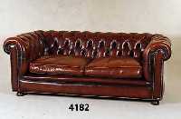 2-Sitzer Sofa, wohl England, 50er/60er Jahre, lose Kissen, RÜcken und Seiten genoppt und geheftet, rÖtlich-braunes Leder von guter QualitÄt, ...