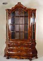 HollÄndische Vitrine, im Stil von 1760/70, allseitig gebaucht und geschweift, Weichholz, Eiche und Buche, Wurzelnußfurnier, vielfach gespiegelt, ...