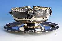 Anbietschale auf Unterteller, 900er Silber, teilsatiniert, vollplastische Erdbeeren, aufwendig, total ca. 1370 g, ca. 15 x 34 x 27 cm