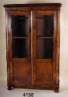 Vitrinenschrank, deutsch/mitteldeutsch (?), um 1835/40, Korpus Weichholz, z.T. auf Rahmen gearbeitet, Wurzelnußfurnier, vielfach gespiegelt, ...