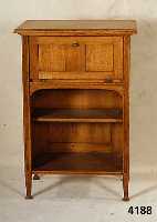 Ablegeschrank, deutsch, um 1900/05, starker Einfluß von Darmstadt, auf Rahmen gearbeitet, Korpus Weichholz, Eiche massiv, Eichefurnier, Oberteil ...