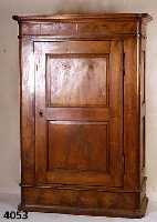 Biedermeierschrank, deutsch/Pfalz, um 1820/30, Korpus z.T. Weichholz, Front und Seiten Nußbaum massiv, bzw. dickes Nußbaumfurnier, z.T. ...